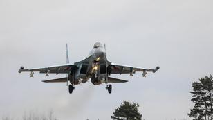 طائرة مقاتلة روسية من طراز Su-35 تشارك في تمرين بعد إقلاعها من مطار في بريست، بيلاروسيا، 11 شباط (فبراير) 2022