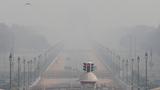 People walk near India Gate on a smoggy afternoon in New Delhi, India, November 15, 2020, photo by Adnan Abidi/Reuters