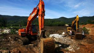 Excavators are seen at a nickel ore mining area at Kolonedalle village near Morowali, Indonesia's Sulawesi island, January 14, 2014, photo by Yusuf Ahmad/Reuters