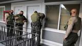 Los Angeles Sheriff's Deputies walk up to an apartment to carry out an eviction, in Los Angeles, California,  January 13, 2021, photo by Lucy Nicholson/Reuters