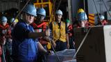Replenishment at sea, Photo by Seaman Jerine Orsak/U.S. Department of Defense