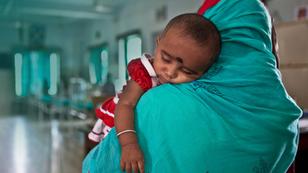 A mother brings her malnourished baby to the Child In Need Institute emergency ward in Kolkata, India, June 4, 2009, photo by Andrew Aitchison/Alamy