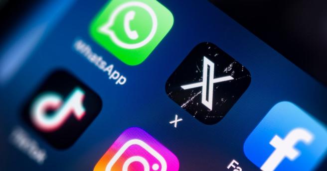 Close-up view of a mobile phone screen focused on social media icons, including X, TikTok, Facebook, and Instagram, photo by Jess rodriguez/Adobe Stock