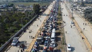 Displaced Palestinians waiting to have their vehicles inspected by the Egyptian-Qatari committee as they return to their homes in northern Gaza from the south, in the central Gaza Strip, January 28, 2025, photo by Mohammed Salem/Reuters