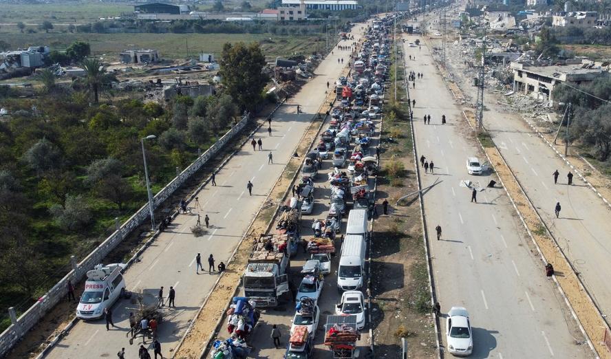 Displaced Palestinians waiting to have their vehicles inspected by the Egyptian-Qatari committee as they return to their homes in northern Gaza from the south, in the central Gaza Strip, January 28, 2025, photo by Mohammed Salem/Reuters
