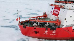 The Chinese ice breaker Xue Long, photo by Dr. Ernest Gunasekara-Rockwell/Public Domain