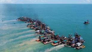 An aerial view of wooden pontoons equipped to dredge the seabed for deposits of tin ore off the coast of Toboali, on the island of Bangka, Indonesia, May 1, 2021, photo by Willy Kurniawan/Reuters